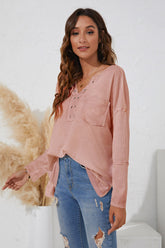 Camiseta de color liso con cuello en V y patchwork